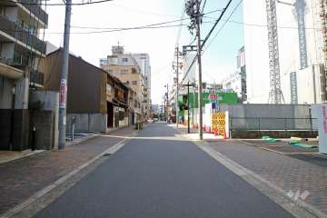 敷地南側の前面道路（東側から）
