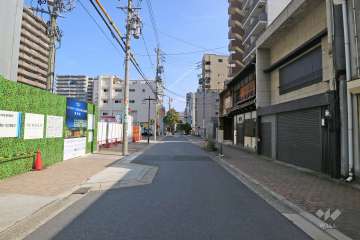 敷地南側の前面道路（西側から）