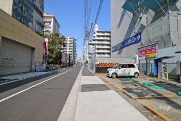 敷地西側の前面道路（南側から）