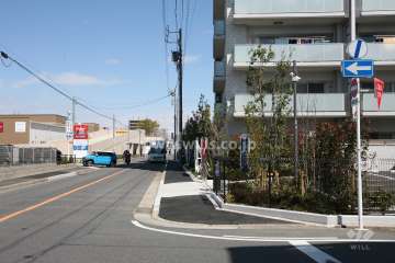 敷地西側の前面道路(南側から)