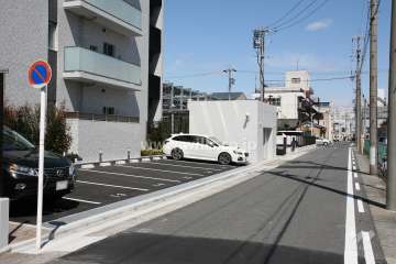 敷地東側の前面道路(南側から)