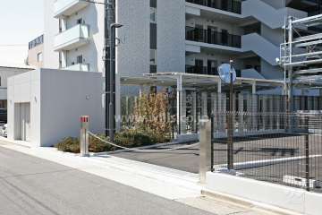 駐車場の出入口(ロボットゲート付き)