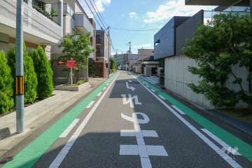 敷地西側の前面道路