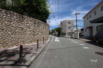 敷地南東側の前面道路（南西側から）