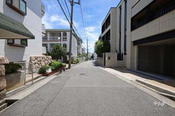 敷地東側の前面道路（北側から）