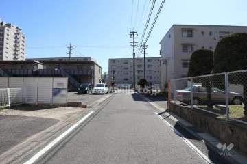 敷地の東側前面道路（北側から）