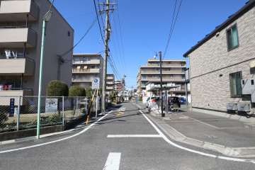 敷地の東側前面道路（南側から）