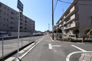 敷地の南側前面道路（東側から）