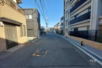 敷地西側の前面道路