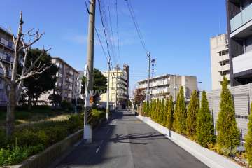 敷地南側の前面道路（東側から）