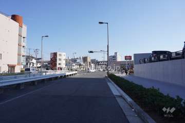 敷地北側の前面道路（西側から）