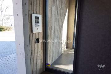 エントランスはオートロック付きです。