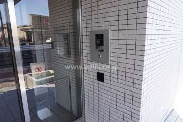 エントランスはオートロック付きです。（東側）