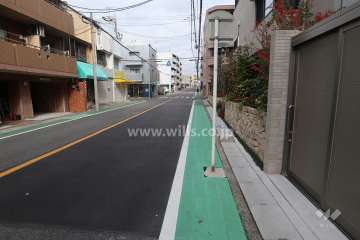 敷地西側の前面道路