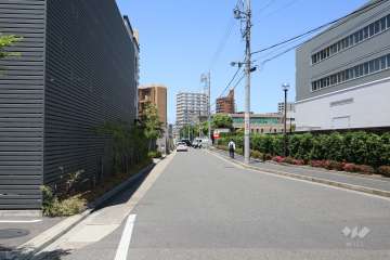 敷地北側の前面道路（西側から）