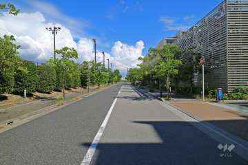 敷地北東側の前面道路（北西側から）