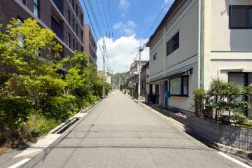 敷地東側の前面道路（南側から）