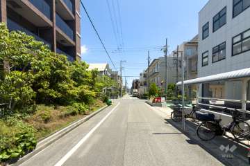 敷地南側の前面道路（西側から）