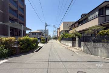 敷地北側の前面道路（東側から）
