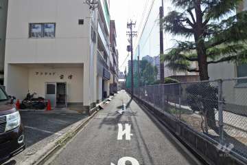 敷地西側の前面道路（北側から）