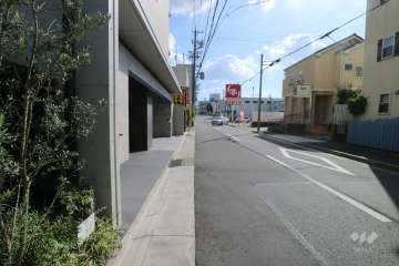 敷地西側の前面道路