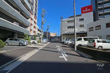 敷地南側の前面道路（西側から）