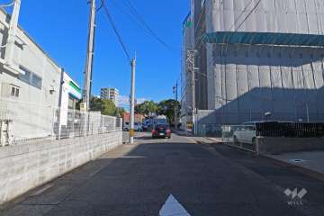 敷地北東側の前面道路（北西側から）