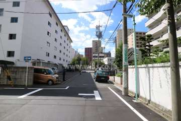 敷地南側の前面道路（東側から）