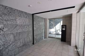 エントランスはオートロック付きです。