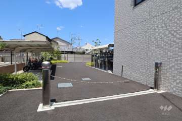 駐車場の出入口(ロボットゲート付き)