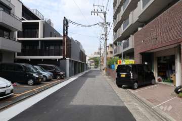 敷地北側の前面道路（東側から）