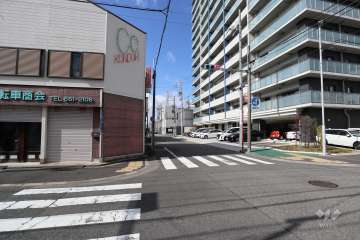 敷地南側の前面道路（東側から）