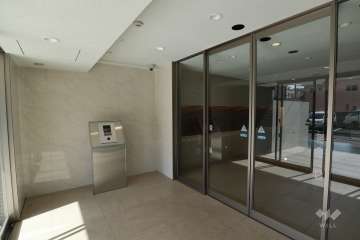 エントランスはオートロック付きです。