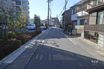 敷地北側の前面道路（東側から）