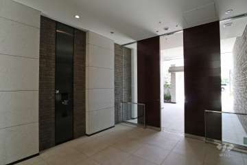 エントランスはオートロック付きです。