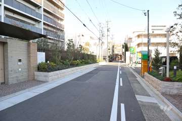 敷地南側の前面道路
