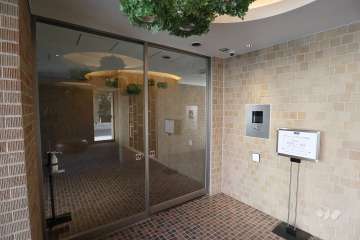 エントランスはオートロック付きです。