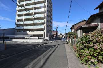 敷地東側の前面道路