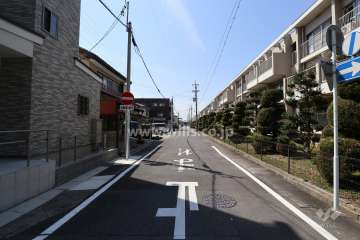 敷地の南側前面道路（東側から）