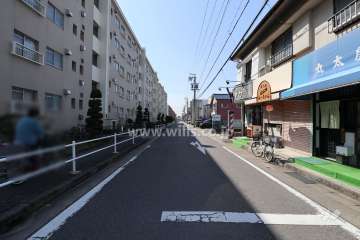 敷地の北側前面道路（東側から）