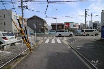 敷地北側の前面道路(西側から)