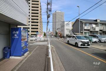 敷地東側の前面道路(南側から)