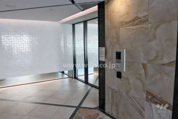 エントランスはオートロック付きです。