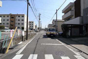 物件の西側側前面道路（北側から）