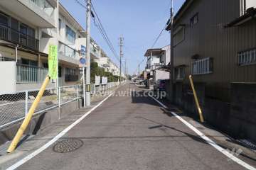 敷地南側の前面道路（西側から）