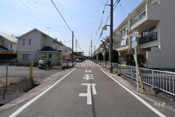敷地南側の前面道路（東側から）