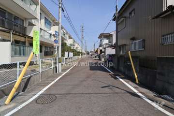 敷地南側の前面道路（西側から）