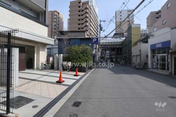 敷地西側の前面道路(北側から)