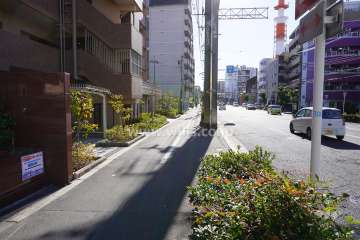 敷地の北西側の前面道路（府道14号大阪高槻京都線）