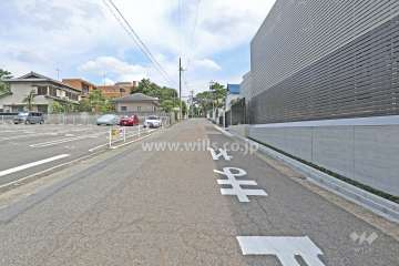 敷地北側の前面道路（西側から）